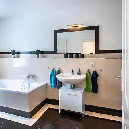 Creutzer In Leipzig Gottscheina, Ideal Auch Fuer Monteure, Kostenfreies, Schnelles Wlan Kostenfreies Parken, Geraeumiges Mit 4 Einzelbetten, Komplettausstattung Kueche, Bad Mit Badewanne Und Dusche Waschmaschine, Waeschetrock 아파트 *