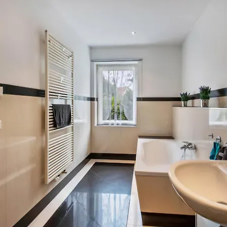 아파트 Creutzer In Leipzig Gottscheina, Ideal Auch Fuer Monteure, Kostenfreies, Schnelles Wlan Kostenfreies Parken, Geraeumiges Mit 4 Einzelbetten, Komplettausstattung Kueche, Bad Mit Badewanne Und Dusche Waschmaschine, Waeschetrock *