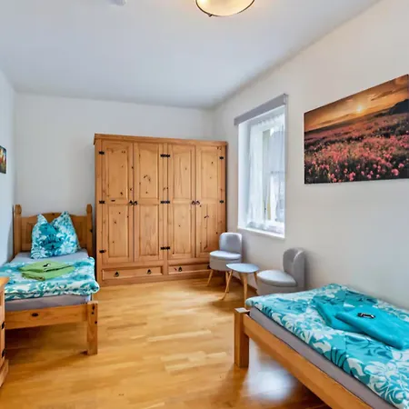 Creutzer In Leipzig Gottscheina, Ideal Auch Fuer Monteure, Kostenfreies, Schnelles Wlan Kostenfreies Parken, Geraeumiges Mit 4 Einzelbetten, Komplettausstattung Kueche, Bad Mit Badewanne Und Dusche Waschmaschine, Waeschetrock *