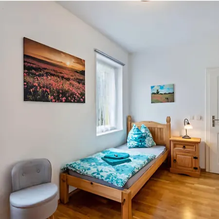 Creutzer In Leipzig Gottscheina, Ideal Auch Fuer Monteure, Kostenfreies, Schnelles Wlan Kostenfreies Parken, Geraeumiges Mit 4 Einzelbetten, Komplettausstattung Kueche, Bad Mit Badewanne Und Dusche Waschmaschine, Waeschetrock Gottscheina