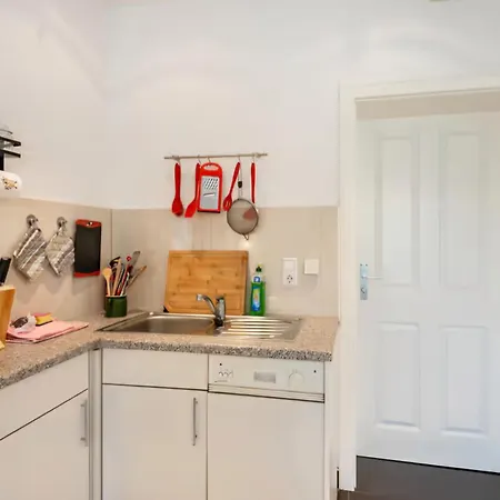 Creutzer In Leipzig Gottscheina, Ideal Auch Fuer Monteure, Kostenfreies, Schnelles Wlan Kostenfreies Parken, Geraeumiges Mit 4 Einzelbetten, Komplettausstattung Kueche, Bad Mit Badewanne Und Dusche Waschmaschine, Waeschetrock