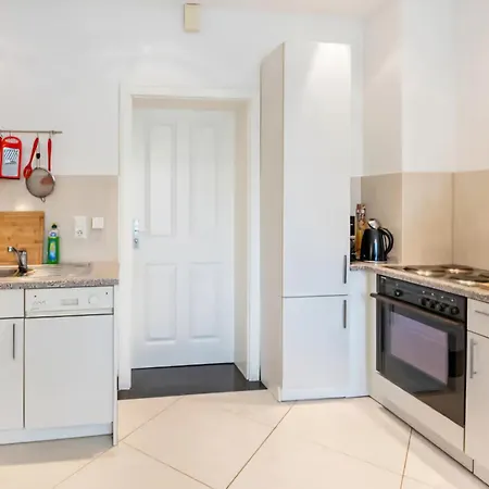 Creutzer In Leipzig Gottscheina, Ideal Auch Fuer Monteure, Kostenfreies, Schnelles Wlan Kostenfreies Parken, Geraeumiges Mit 4 Einzelbetten, Komplettausstattung Kueche, Bad Mit Badewanne Und Dusche Waschmaschine, Waeschetrock 아파트 *