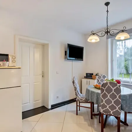 아파트 Creutzer In Leipzig Gottscheina, Ideal Auch Fuer Monteure, Kostenfreies, Schnelles Wlan Kostenfreies Parken, Geraeumiges Mit 4 Einzelbetten, Komplettausstattung Kueche, Bad Mit Badewanne Und Dusche Waschmaschine, Waeschetrock *