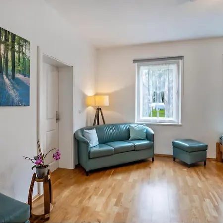 Creutzer In Leipzig Gottscheina, Ideal Auch Fuer Monteure, Kostenfreies, Schnelles Wlan Kostenfreies Parken, Geraeumiges Mit 4 Einzelbetten, Komplettausstattung Kueche, Bad Mit Badewanne Und Dusche Waschmaschine, Waeschetrock *