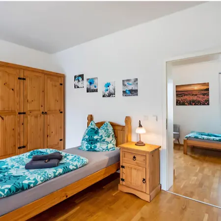 Creutzer In Leipzig Gottscheina, Ideal Auch Fuer Monteure, Kostenfreies, Schnelles Wlan Kostenfreies Parken, Geraeumiges Mit 4 Einzelbetten, Komplettausstattung Kueche, Bad Mit Badewanne Und Dusche Waschmaschine, Waeschetrock