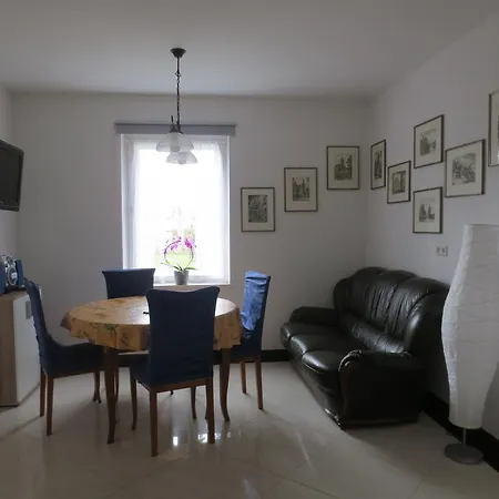 Apartment Creutzer In Leipzig Gottscheina, Ideal Auch Fuer Monteure, Kostenfreies, Schnelles Wlan Kostenfreies Parken, Geraeumiges Mit 4 Einzelbetten, Komplettausstattung Kueche, Bad Mit Badewanne Und Dusche Waschmaschine, Waeschetrock