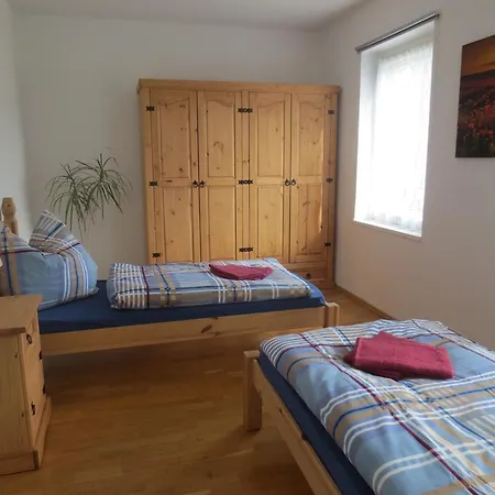 Apartment Creutzer In Leipzig Gottscheina, Ideal Auch Fuer Monteure, Kostenfreies, Schnelles Wlan Kostenfreies Parken, Geraeumiges Mit 4 Einzelbetten, Komplettausstattung Kueche, Bad Mit Badewanne Und Dusche Waschmaschine, Waeschetrock