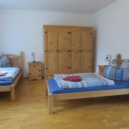 Apartment Creutzer In Leipzig Gottscheina, Ideal Auch Fuer Monteure, Kostenfreies, Schnelles Wlan Kostenfreies Parken, Geraeumiges Mit 4 Einzelbetten, Komplettausstattung Kueche, Bad Mit Badewanne Und Dusche Waschmaschine, Waeschetrock Gottscheina